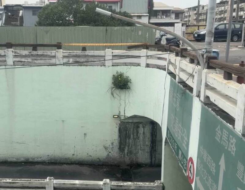 晓阳地下道上方的木质护栏被撞断，拉起封锁线。（图由民众提供）