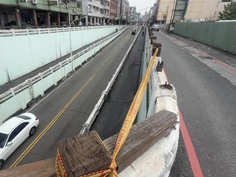 晓阳地下道上方的木质护栏缺口，已拉起封锁线。（图由民众提供）