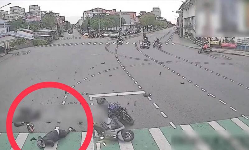 骆女被撞后面部朝下倒地不起。（民众提供）