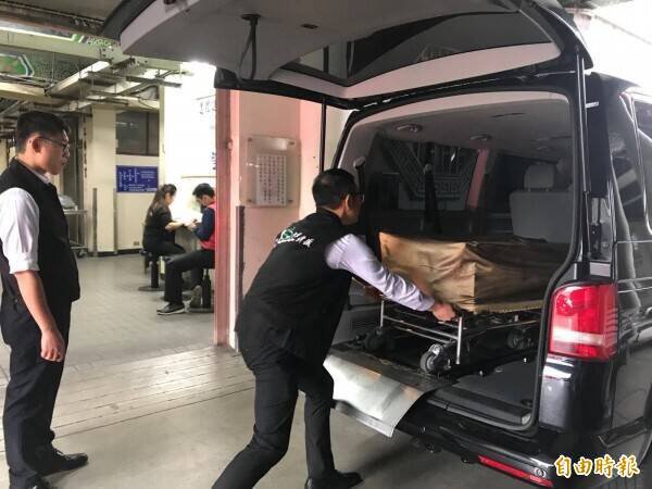 阿国表示，经此一遭，后来每次到板殡或任何相验现场，他都会先在心中默默向亡者致意，表明自己是来执行公务，绝不带有任何私人杂念。示意图，非当事人。（资料照）