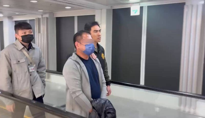 潜逃印尼的我国重大通缉犯赖彦翰被押返归案。（记者邱俊福翻摄）