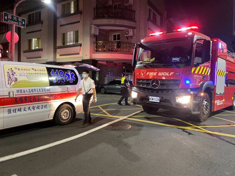 高雄盐埕区公寓火警1女昏迷送医。（民众提供）