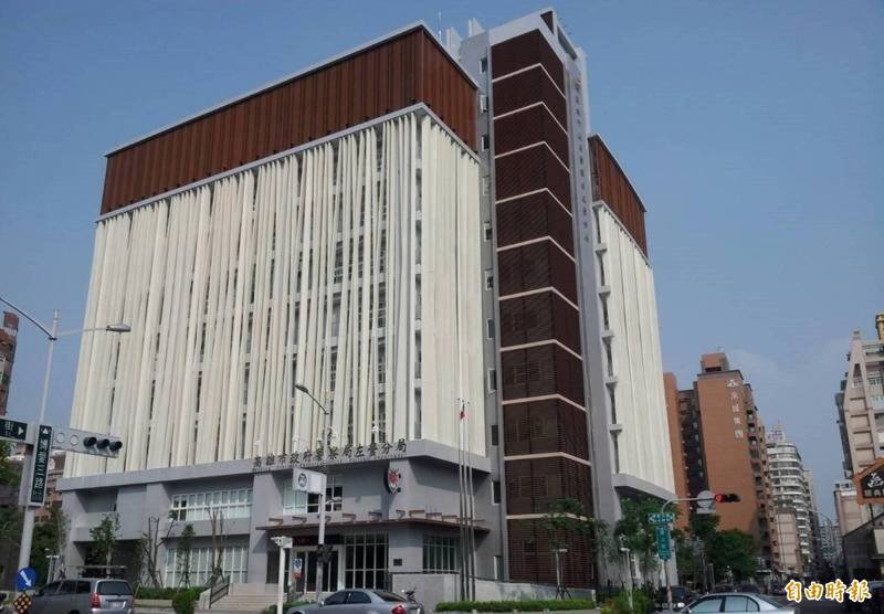 高雄惊传坠楼身亡案，警方报请检方相验。图为负责调查的左营分局。（资料照，记者洪定宏摄）