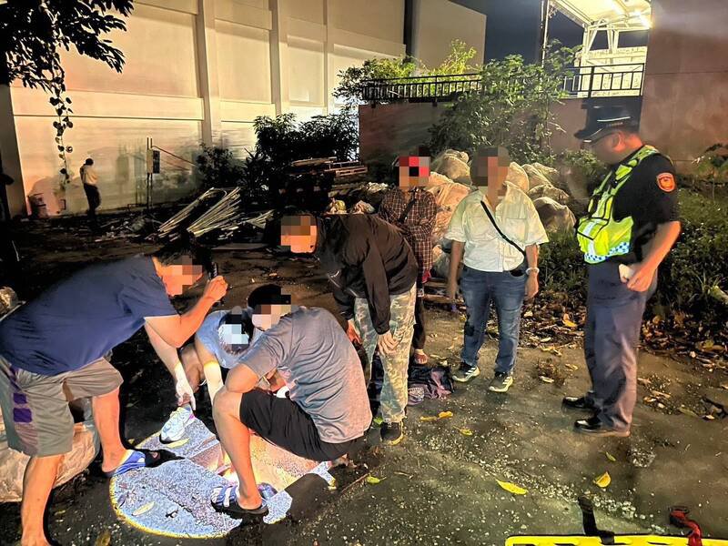 走失的阿嬷在狭窄的沟洞中呼救，所幸被凑巧听到而获救。（警方提供）