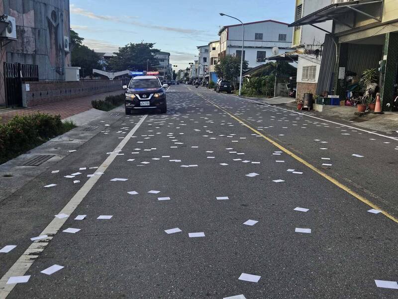 满地宣传单，累得10多名公所职员到处弯腰捡。（撷取自彭成丰脸书）