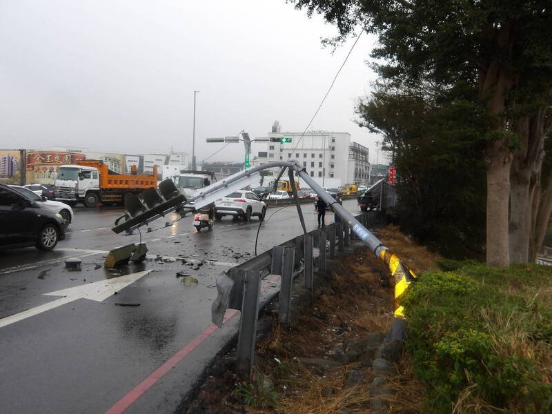黄男驾车自撞路口号志杆并波及行经的大货车，造成另一侧的号志杆也被扯断。（民众提供）