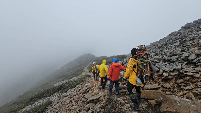 退休郭姓校长登玉山后四峰失联，事发的鹿山山区到圆峰山屋之间海拔都在3000公尺以上，入夜后温度低至个位数，救援困难，今天清晨寻获遗体。（高雄市消防局提供）