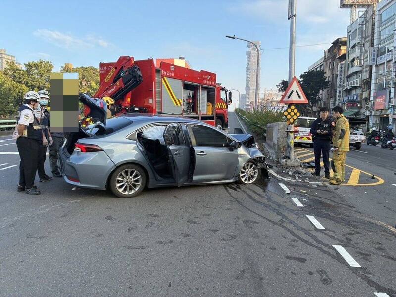 这辆轿车自撞高雄民族二路桥墩后，车头严重损毁，驾驶下车肇逃，警方锁定对象将从严处办。（民众提供）