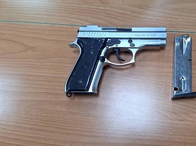 花莲县警察局玉里分局执行巡逻勤务时，发现银色汽车违停去买咸酥鸡，车上起获毒品跟改造手枪。（警方提供）