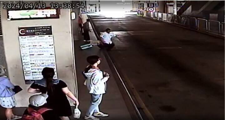 邱姓民众在台中火车站1楼公车转运中心月台，不慎踩空造成骨折，法官调阅监视器，发现月台石缘黄色标线几乎难以辨认。（撷取自司法院裁判书系统）