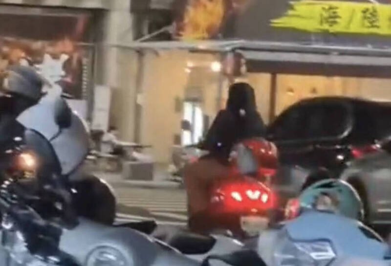 高雄噪音怪男（图中黑衣）深夜鸣警报器扰民警逮人重罚。（取自社会事新闻影音）