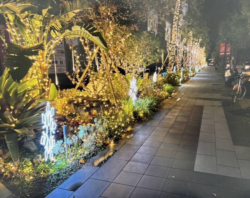 少年骑单车违规行驶在新店裕隆城前人行道。（记者陆运锋翻摄）