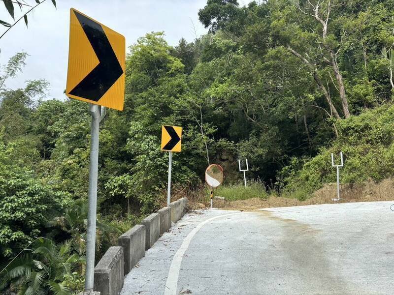 嘉县山区道路406面行车标志去年10至11月间遭杨嫌偷走变卖。（中埔警分局提供）