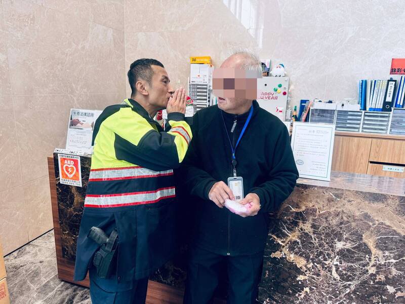 警方将吕姓老翁带回派出所休息，并提供温水与座椅安抚情绪，最后靠其胸前「敬老爱心卡」助他回家。（警方提供）