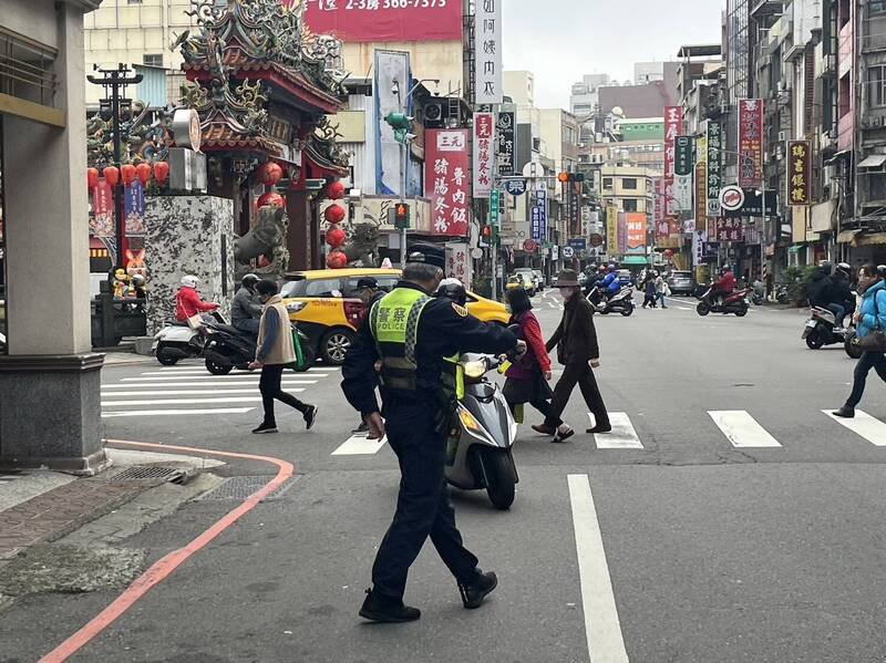 桃园市警局执行车不停让行人违规取缔，在路口拦查违规骑士。（记者余瑞仁翻摄）