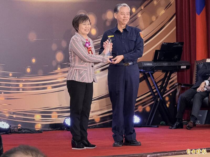 警政署今天举办年度「114年国家警光奖颁奖典礼」，内政部长刘世芳颁奖给团体组获奖的台中市警局，由局长吴敬田领奖。（记者邱俊福摄）