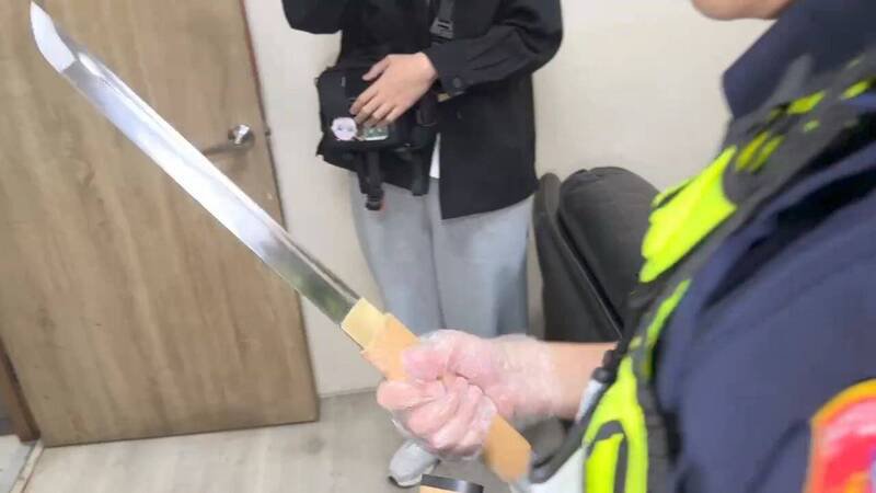 警方查扣一把武士刀。（民众提供）