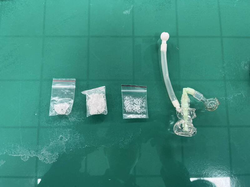 陈姓越南籍女子涉嫌持有安非他命毒品3小包及吸食器。（屏县里港警分局提供）