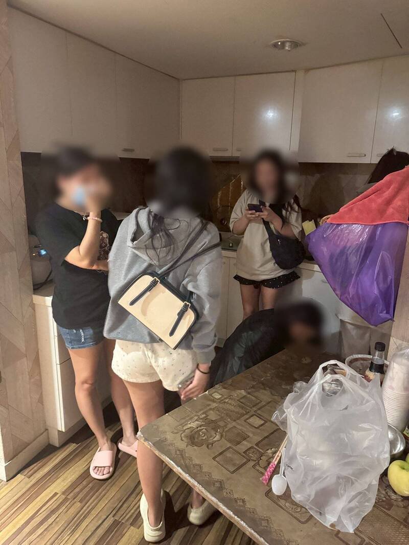 原养生馆招牌拆除后改为小吃部，仍持续提供消费者半套服务，警方于今年10月8日持搜索票上门查缉，将陈男及4名泰籍女员工送办。（记者陆运锋翻摄）