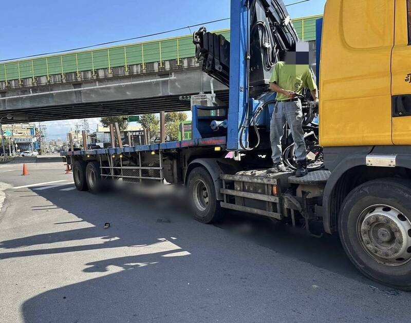 乌日区环中路7段与五光路口，有女骑士被卷进联结车车底。（图由读者提供）