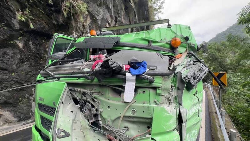 中横公路台8线184.1公里处，今（3）日上午发生一起惊险的曳引车自撞事故。（民众提供）