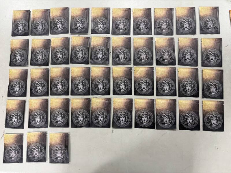 警方查扣大量毒咖啡包。（警方提供）