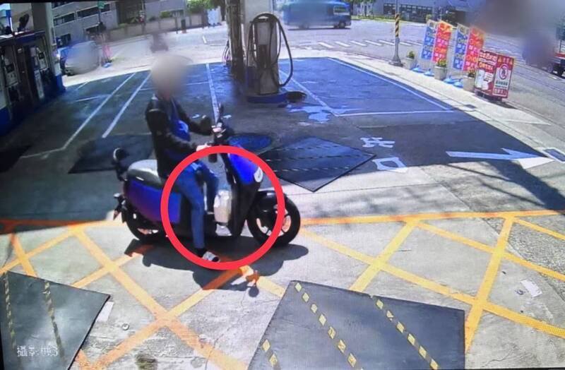 29岁戴男欲泼洒汽油，与前女友「同归于尽」，事前先骑机车前往加油站买汽油。（读者提供）