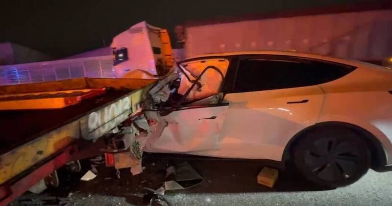 国道一号南下路段车祸，北上车道白色特斯拉撞上前方拖吊车，酿成二次车祸。（民众提供）