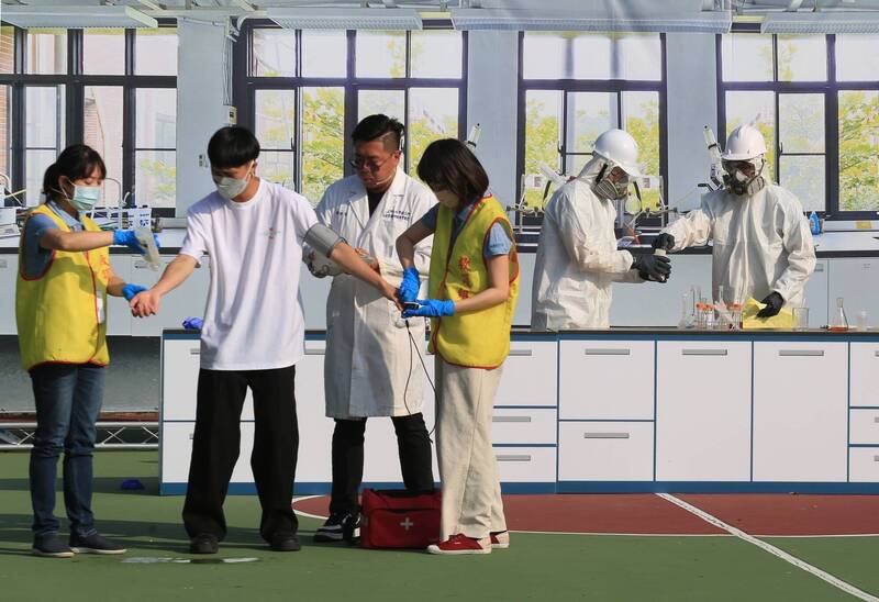 「教育部114年度全国大专校院环境安全卫生主管联席会议」，针对全台校园环境保护与安全卫生，加强应变能力，今年特别加码举办「实验室意外事故处理演练」。（图由中山大学提供）