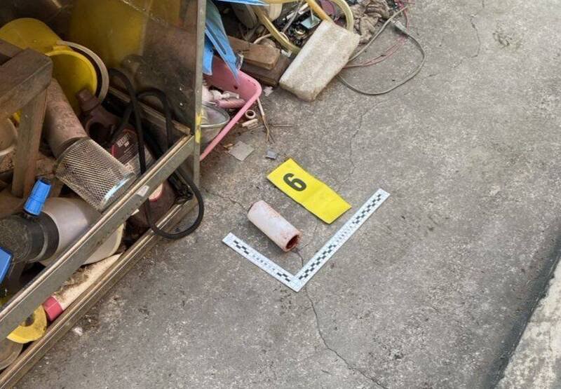 现场寻获作案用的铁块。（民众提供）