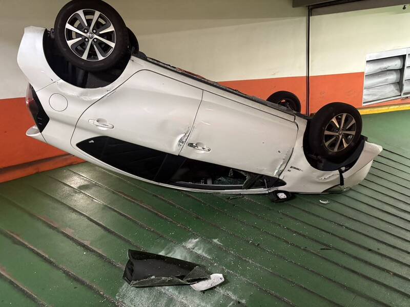 桃园区复兴路水利综合大楼地下停车场昨下午发生一起擦撞翻车事件。（警方提供）