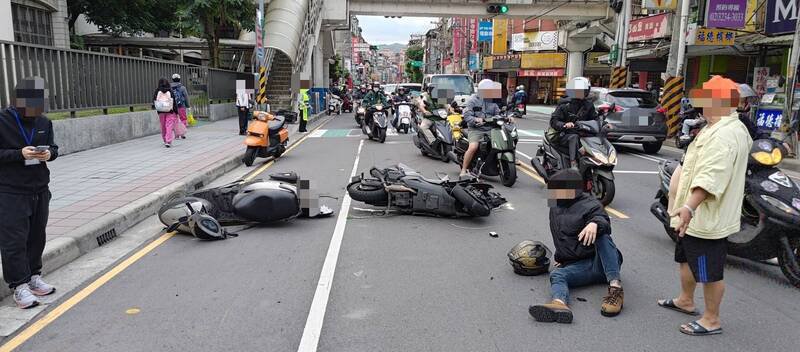 张妇骑机车载孙女到学校上课时，在学校前方违规跨越双黄线回转，遭对向直行的江姓骑士撞上倒地。（记者陆运锋翻摄）