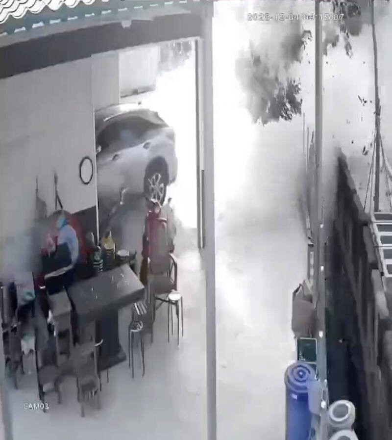 陆军教准部在彰化进行砲弹演练，155公厘榴弹偏飞击中民宅，一棵大树当场被撞断。（民众提供）