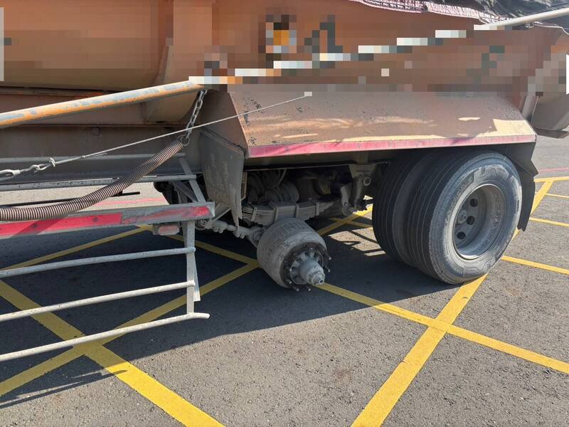 联结车掉落2轮胎毁3车，警方开罚。（读者提供）