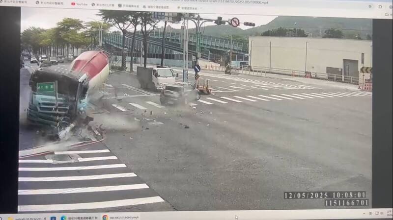 人行号志灯杆被撞断。（记者徐圣伦翻摄）