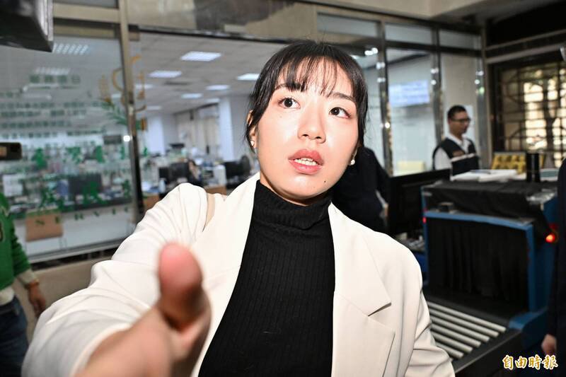 杨智予上午9时37分进入地检署，约11时50分讯后请回。（记者陈志曲摄）