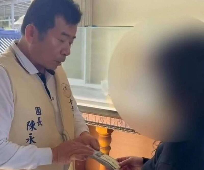 「十方功德行善团」创办人陈永聪今天致赠10万元善款，让男大生家属办理后事。（陈永聪提供）