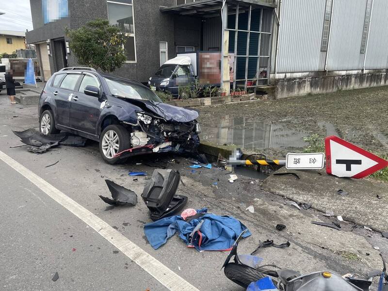 蓝色轿车车头全毁。（民众提供）