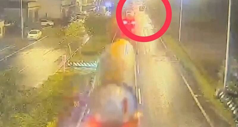 林员控制交管勤务的号志灯，却被黑色厢型车直接冲撞卡进水沟内。（民众提供）