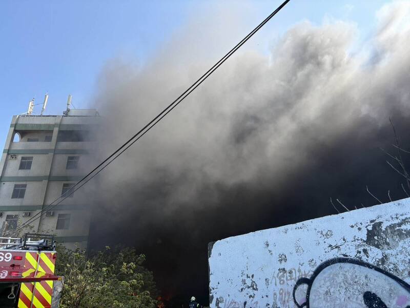 大火烧出浓烟直窜天际，消防局全力灌救。（消防局提供）