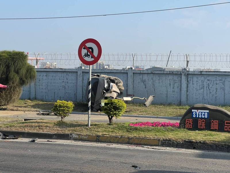 郭女轿车冲上高雄机场围墙外草皮。（民众提供）