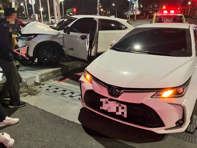 两车转弯时发生擦撞。（民众提供）