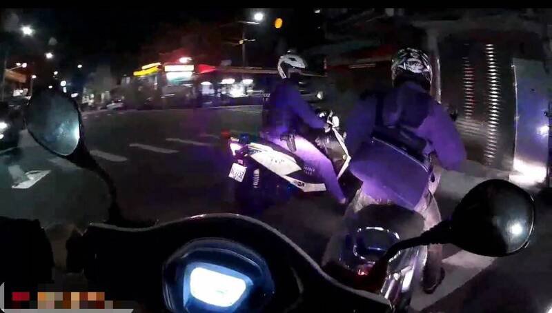 机巡员警发现吴姓男子骑乘车牌注销之机车加以拦查。（读者提供）