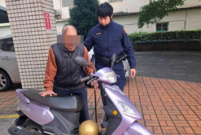 林员今年1月在大里所协助长者返家。（民众提供）