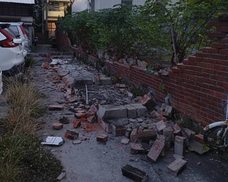 彰化市中山路一处围墙今天突然倒塌，相当惊险。（图由民众提供）