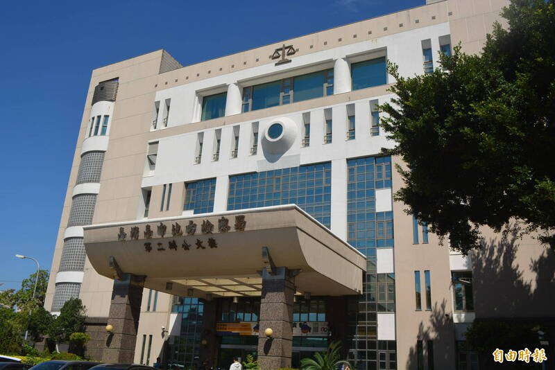 台中邱姓女子卷入诈欺案并欠债想不开，竟带著3岁女儿轻生，台中地检署近日依杀人未遂将她起诉。（记者陈建志摄）