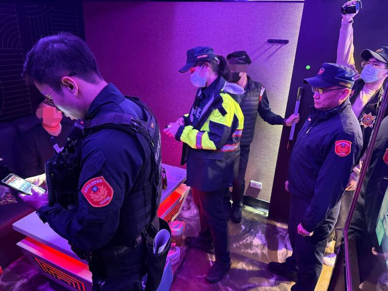 中坜警分局昨晚执行「雷霆除暴」扩大临检勤务，结合各单位共动员103名警力，前往辖内KTV、酒店、撞球场、旅馆等特种营业场所临检。（记者李容萍翻摄）