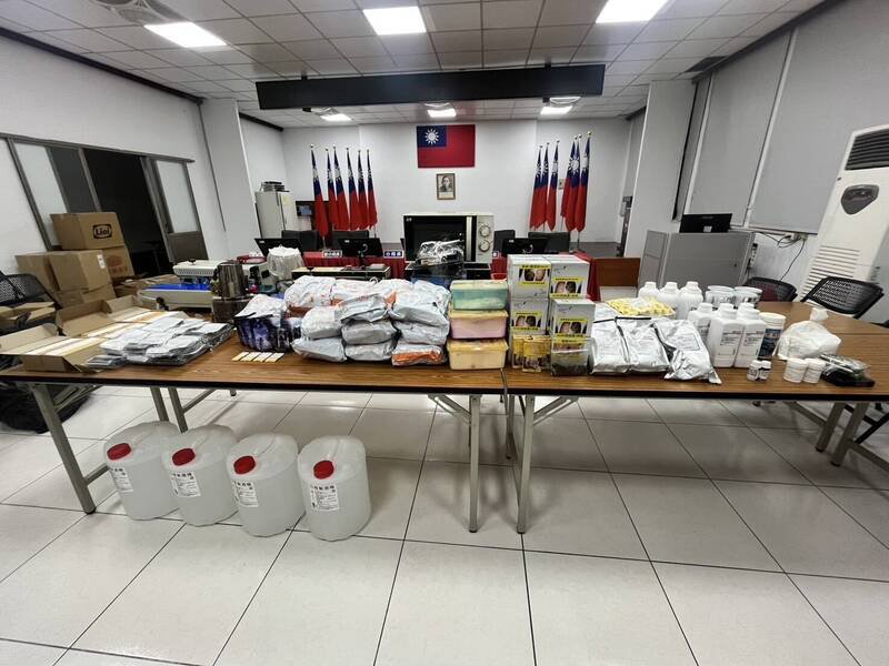 中坜、杨梅两警分局直捣彩虹烟厂查扣成品、毒品原料、烘干器、搅拌器等制毒器具。（记者李容萍翻摄）