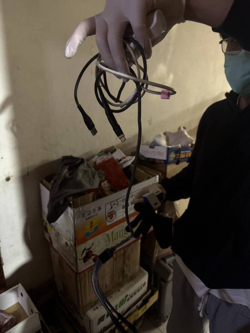 杨嫌以手机充电线捆绑被害女子。（记者陆运锋翻摄）