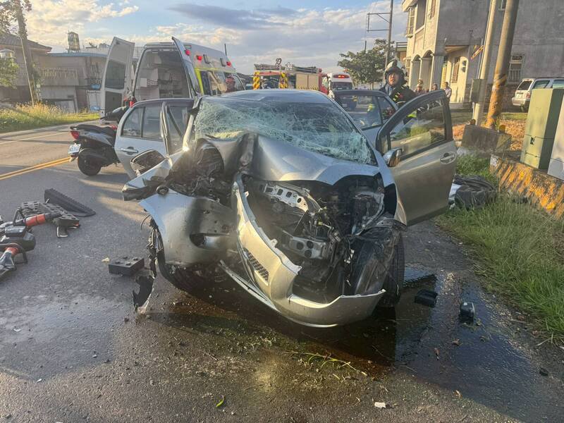 自小客自撞变电箱后水平旋转180度、朝向来时路，车头严重变形。（警消提供）